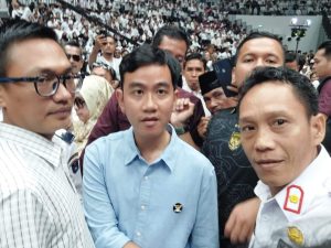 Beredar Photo Kades dengan Gibran Bawaslu Sebut ada Potensi Pelanggaran