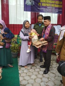 Al Haris Serahkan Bantuan Baduta Stunting Di Kabupaten Merangin