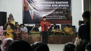 Ketua DPRD Jambi, Edi Purwanto Berikan Bantuan Peralatan Kesenian Tradisional