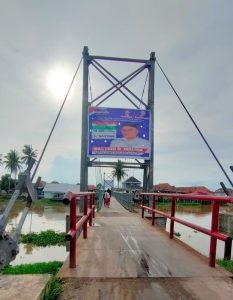 Diduga Langgar Aturan, Spanduk Caleg ini Menggantung di Jembatan milik Pemerintah