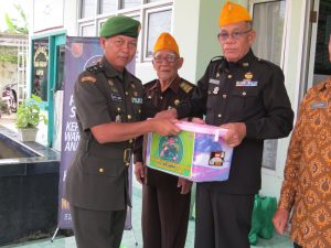 Rangkaian Hari Juang TNI AD, Kodim 0402/OKI Laksanakan Upacara Ziarah, Berikan Santunan Serta Doa Bersama