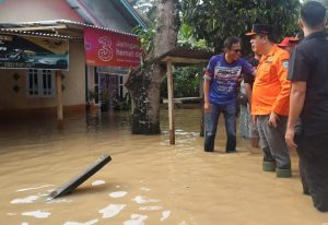 Banjir Melanda Kabupaten Merangin, Ratusan Rumah Terendam. Pj Bupati Merangin Buka Dapur Umum