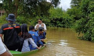 Gunakan Perahu Al Haris Antar Bantuan ke Rumah Warga di Sijenjang dan Seberang