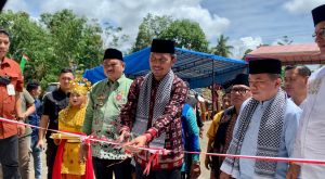 Ketua DPRD Jambi Potong Pita Peresmian Masjid Raya di Dusun Rantau Keloyang.