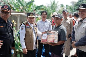 Serahkan Bantuan Korban Banjir Mandiangin, Gubernur Al Haris Ingatkan Warga Tetap Waspada