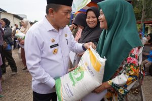 Provinsi Jambi Salurkan Bantuan Pangan dari Pemerintah Pusat, Gubernur Al Haris : Ini Membantu Masyarakat