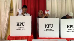 Berjalan kaki, Ketua DPRD Jambi bersama Istri Nyoblos di TPS 13 Kenali Besar