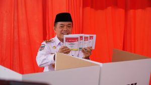 Gubernur Al Haris Gunakan Hak Pilihnya di TPS 32 Rawasari