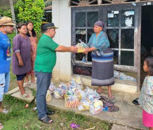 Evi Suherman Serahkan Bantuan Pada Korban Banjir di Sarolangun