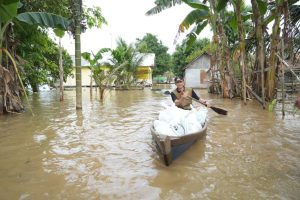 Gunakan Perahu, Bachyuni Deliansyah Antar Bantuan Korban Banjir Kerumah Warga