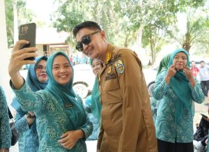 Niat Ingin Lihat Peserta LCC di Jambore PKK, Pj Bupati Bachyuni Malah Diajak Selfie