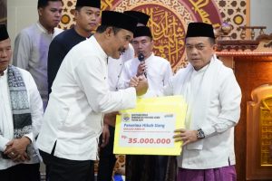 Safari Ramadhan Pertama di Kerinci, Gubernur Al Haris Serahkan Bantuan CSR