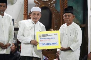 Malam Ke-12 Ramadhan, Gubernur Al Haris Tarawih di Desa Malapari