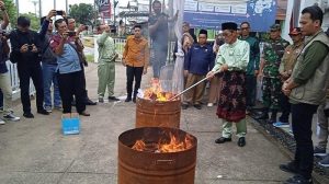 Wakil Bupati Batanghari Lakukan Pemusnahan Hasil Sortir Surat Suara yang rusak