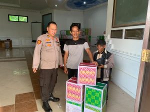 Kapolres Batanghari Bagikan Parcel Kepada Personil dan Jajaran Wartawan