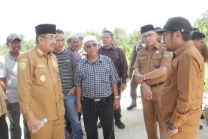 Bupati Tanjab Barat Tinjau TPU Desa Sialang