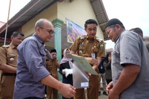 Penjabat Bupati Muaro Jambi Serahkan Sertifikat Redistribusi Tanah di Desa Talang Belido