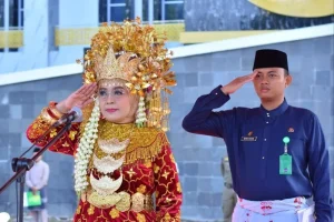 Pj Wali Kota Jambi gunakan baju adat pimpin peringatan Hardiknas