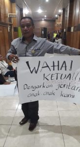 Orang Tua Wali TK-SD Xaverius Baturaja Gelar Aksi Unjuk Rasa Dikantor DPRD