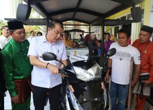 Dua Warga Disabilitas di Merangin Terima Motor Roda Tiga Untuk Niaga, Diserahkan Langsung Pj Bupati Mukti