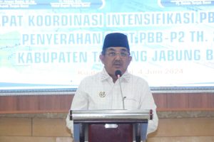 Bupati Tanjab Barat Berikan Penghargaan Kepada Pengelola PBB-P2 Terbaik