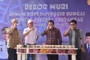 Warga OKI Turut Pecahkan Rekor Muri Minum Kopi Serentak di Pinggir Sungai