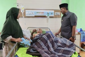 Bupati Tanjab Barat, Anwar Sadat, Sambangi RS KH. Daud Arif, Berikan Doa dan Semangat bagi Pasien yang Dirawat