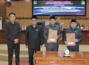 Bupati Tanjung Jabung Barat, Drs. H. Anwar Sadat, M.Ag, menghadiri Rapat Paripurna DPRD