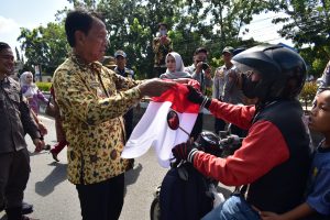 Pemkab OKI Bagikan 1.500 Bendera Merah Putih