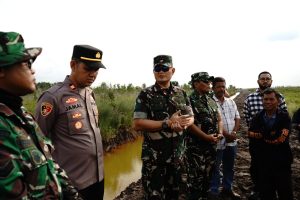 DANDIM 0402/OKI DAMPINGI DANREM 044/GAPO TINJAU LOKASI PROGRAM OPTIMALISASI LAHAN RAWA DI KEC. CENGAL