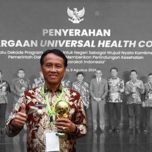 Pj. Bupati OKI Dianugerahi UHC Award karena Cover 97 % Warganya Lewat JKN-Kes,