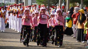 Ratusan Pelajar di OKI Ramaikan Lomba Gerak Jalan dengan Kostum Unik