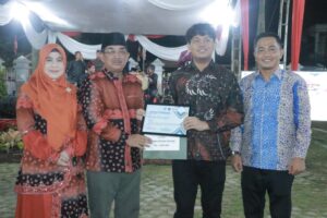 Bupati Tanjab Barat Serahkan Hadiah Lomba Poster Digital kepada Para Pemenang