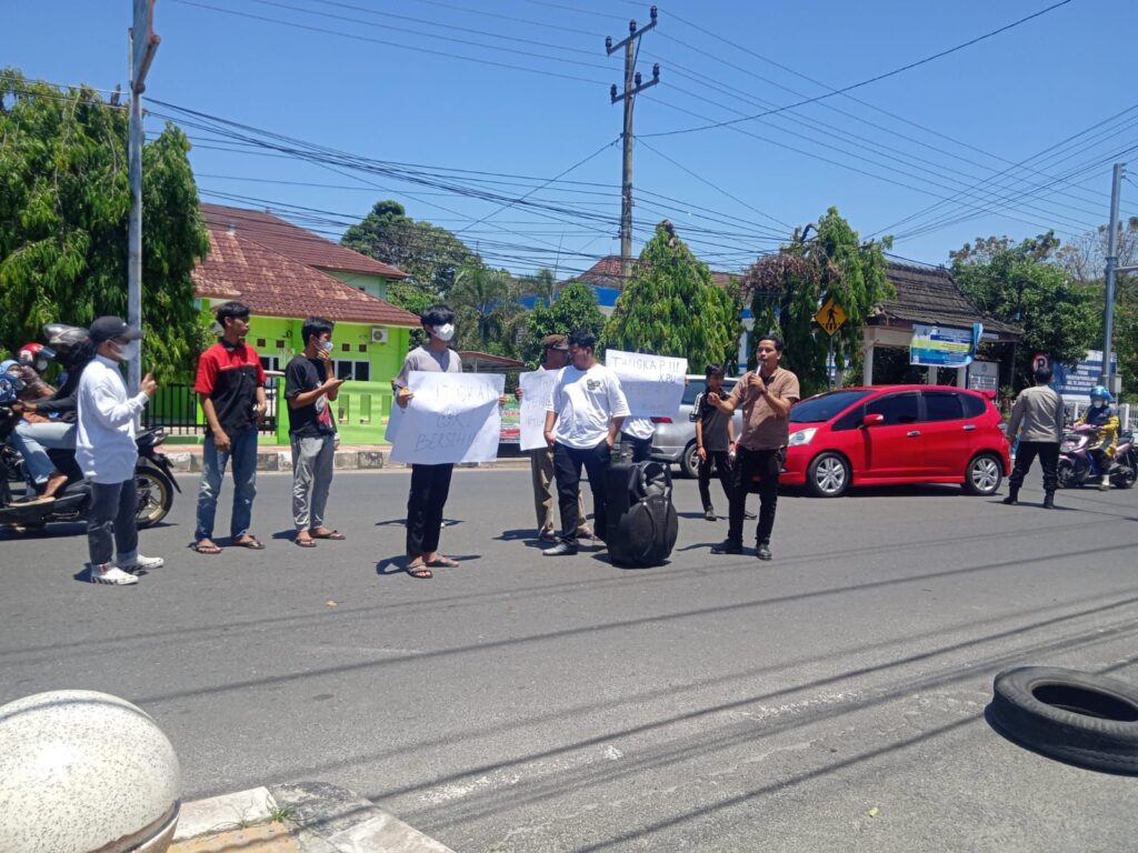 Rinaldi Davinci gelar aksi Demo  tuntut penyidik,sidik kegiatan launching pilkada KPU OKI.