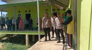 Menumbuhkan Sifat Bergotong-royong, Polri Silaturahmi Kepada Warga Terkena Bencana Angin Beliung