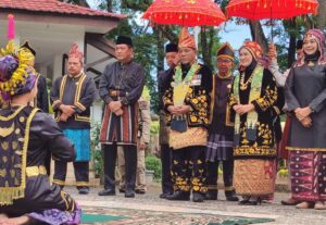 Masuk Rumah Dinas, Pj Bupati Merangin Jangcik Mohza Disambut Dengan Prosesi Adat