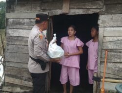 Polres OKI dan Polsek Lempuing Salurkan Bantuan bagi Korban Banjir di Tebing Suluh