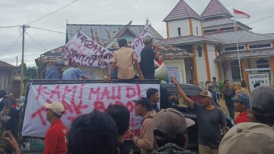 Diduga Korupsi Dana Desa, Warga Sungai Lalang Minta Kades Mundur