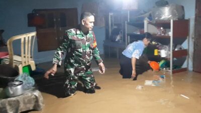 Aksi Cepat Personil TNI, Bantu Warga Terdampak Banjir di Merangin
