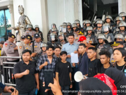 Dalam Kondisi Lelah, M.Hafiz Temui Langsung Massa Aksi di Gedung DPRD dan Siap Suarakan Aspirasi di Tingkat Pusat