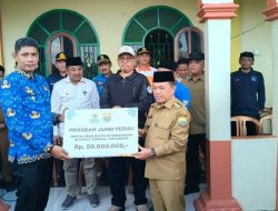 Al Haris Serahkan Bantuan Korban Kebakaran Sungai Dualap Tanjab Barat