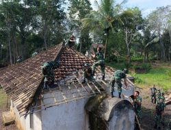 Wujud Kepedulian, Satgas TMMD Kodim 0402/OKI Laksanakan Pembongkaran Mushola untuk Renovasi