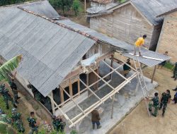 Demi Hunian Layak, Satgas TMMD Kodim 0402/OKI Bongkar Rumah untuk Direhab Total