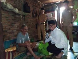 Aksi Nyata Bupati OKU, Teddy Meilwansyah Sambangi Warga Sakit di Air Paoh, Serahkan Bantuan dan Layanan Medis.