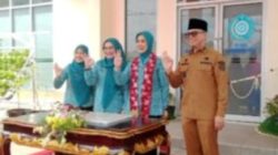 Bupati H.Teddy Meilwansyah dan Hj.Ziesti karenia ketua TP PKK Oku, Sambut Ketua TP PKK Sumsel dalam Pembinaan dan Evaluasi PKK di OKU.