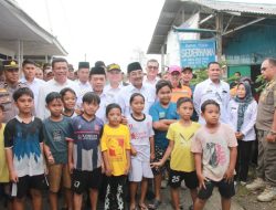 Bupati Tanjabbar Dampingi Gubernur Jambi Serahkan Bantuan Kebakaran