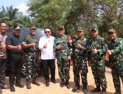Kasdim 0402/OKI Dampingi Kepala Staf Kepresidenan Tinjau Lokasi Cetak Sawah Rakyat di Tanjung Lubuk