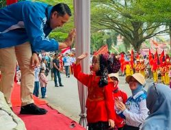 Pawai HUT ke-81 RI di Merangin, Pengantin Cilik Menyita Perhatian Bupati dan Wabup