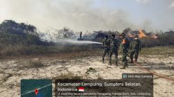 Babinsa Koramil 402-10/Kayuagung Bersama Damkar Padamkan Kebakaran Lahan Seluas 35 Hektare di Desa Cahya Bumi