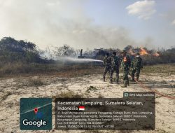 Babinsa Koramil 402-10/Kayuagung Bersama Damkar Padamkan Kebakaran Lahan Seluas 35 Hektare di Desa Cahya Bumi